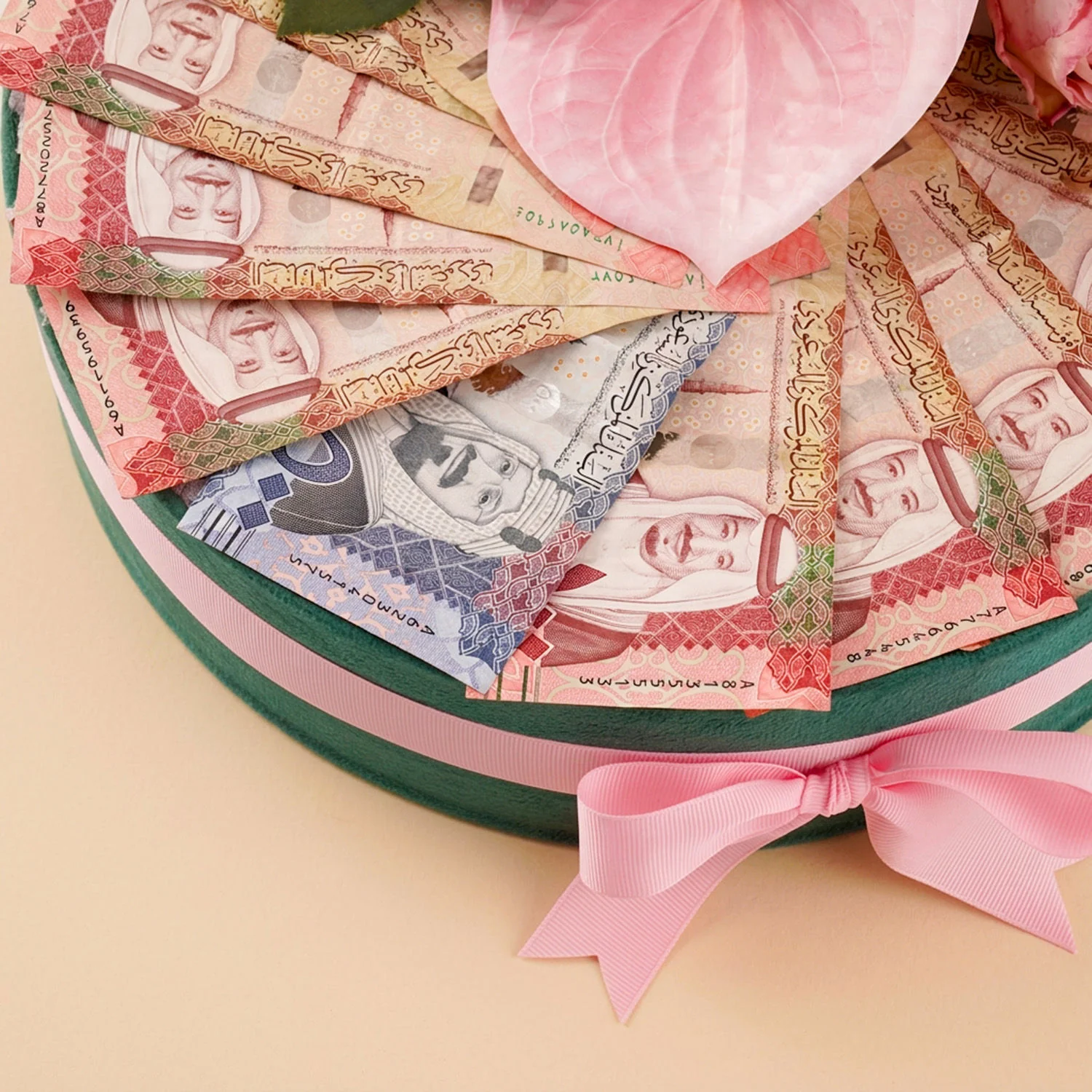 تنسيق ورد صناعي مع 1500 ريال - Image 4