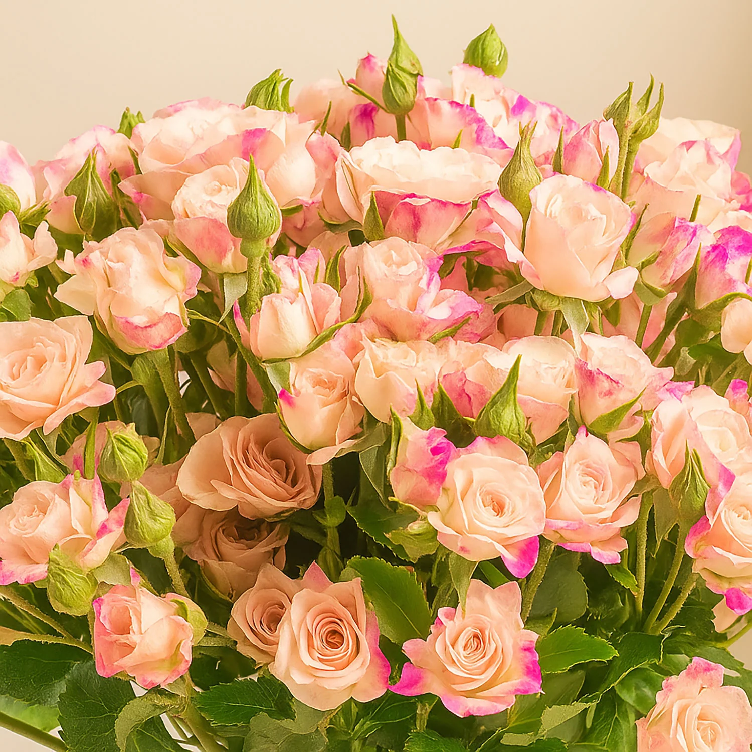 باقة يد لمسات حب رقيقة - Image 3