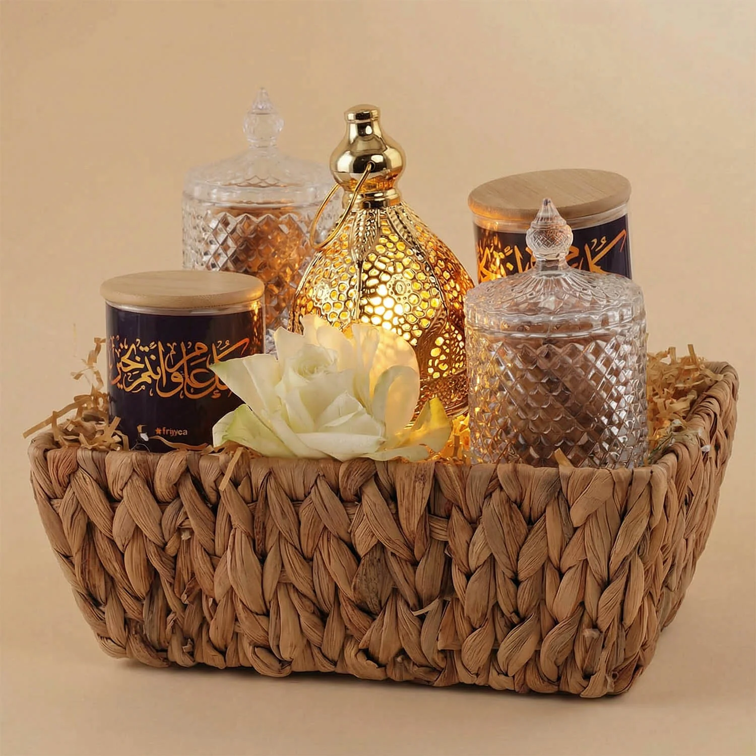سلة طيبات فانوس رمضان مع وردة بيضاء