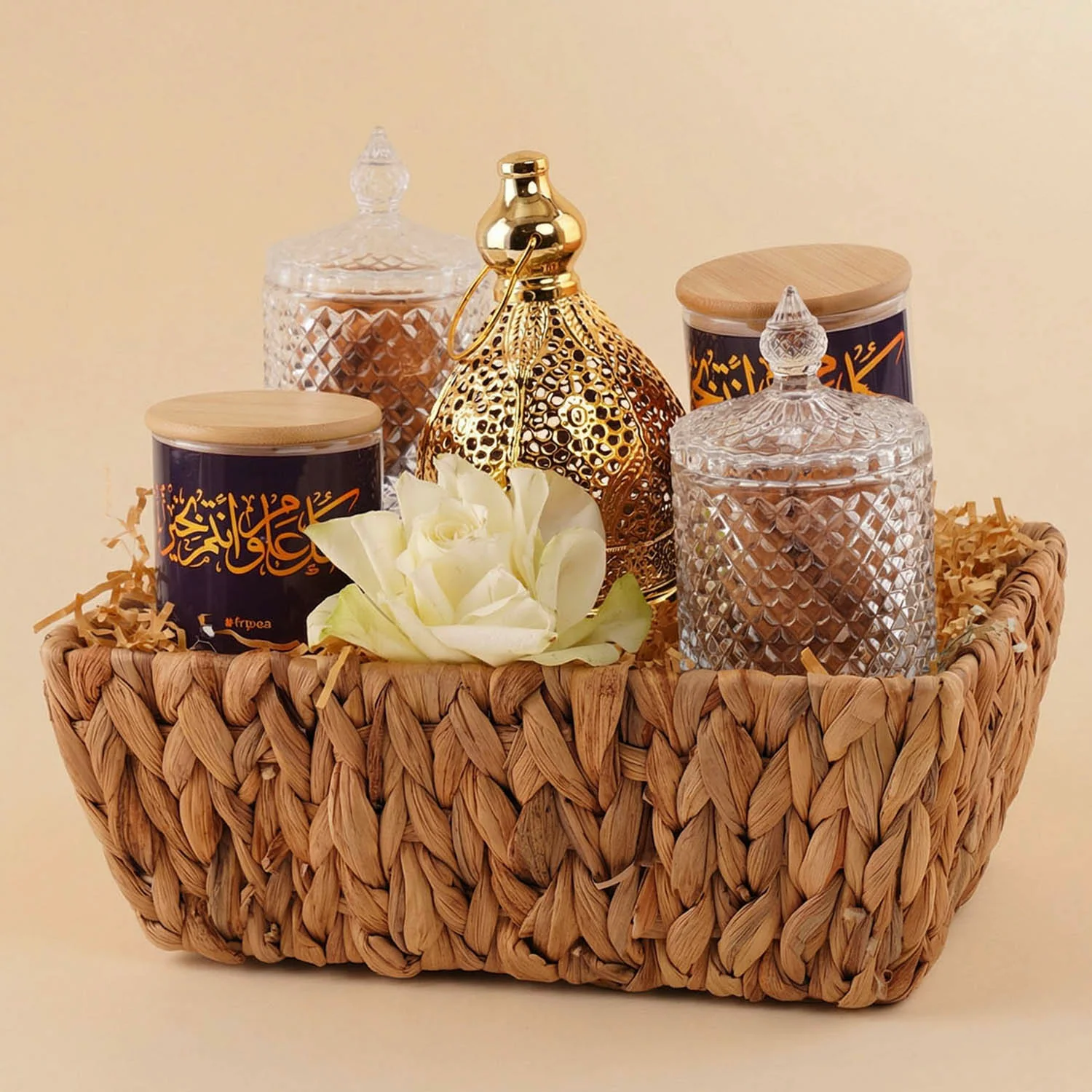 سلة طيبات فانوس رمضان مع وردة بيضاء - Image 3