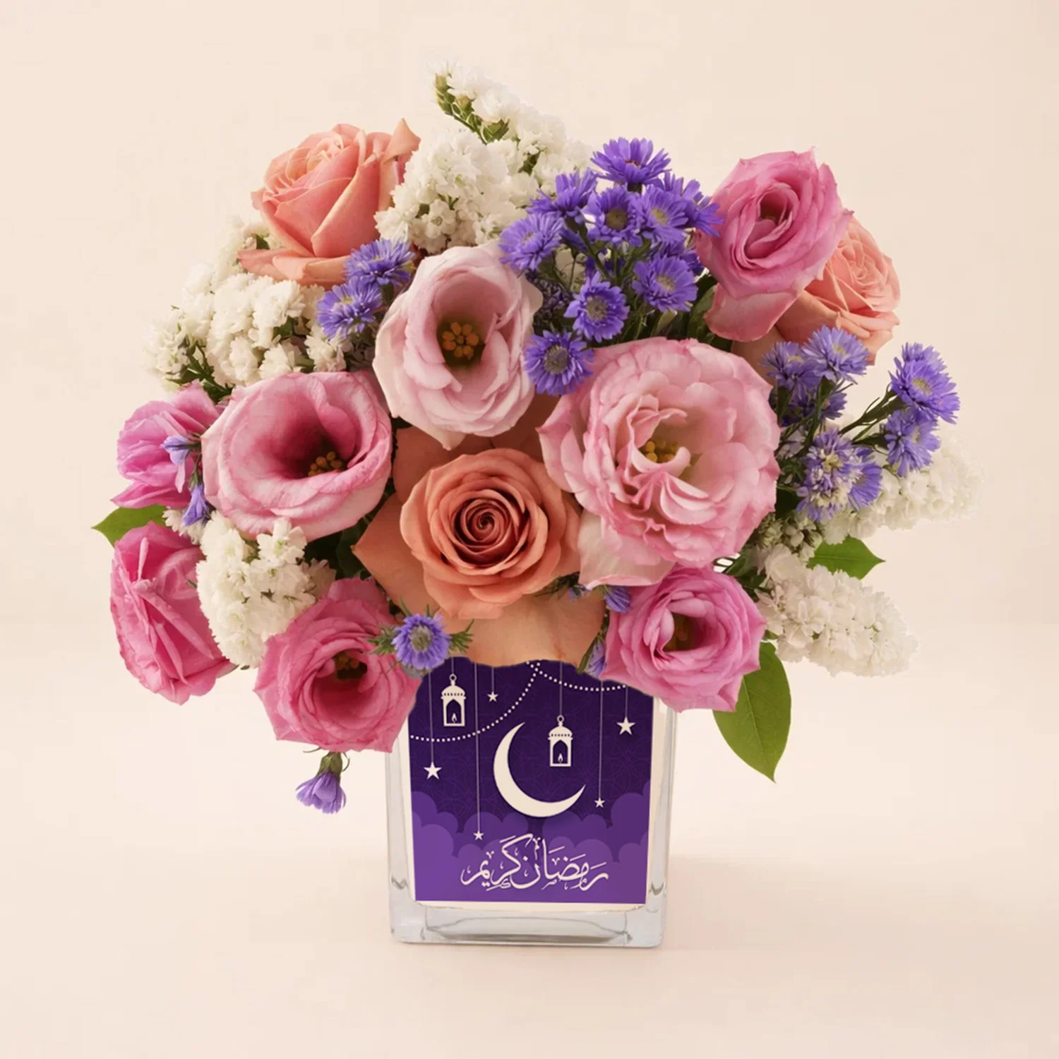 ورد بنفسجي ووردي في مزهرية رمضان