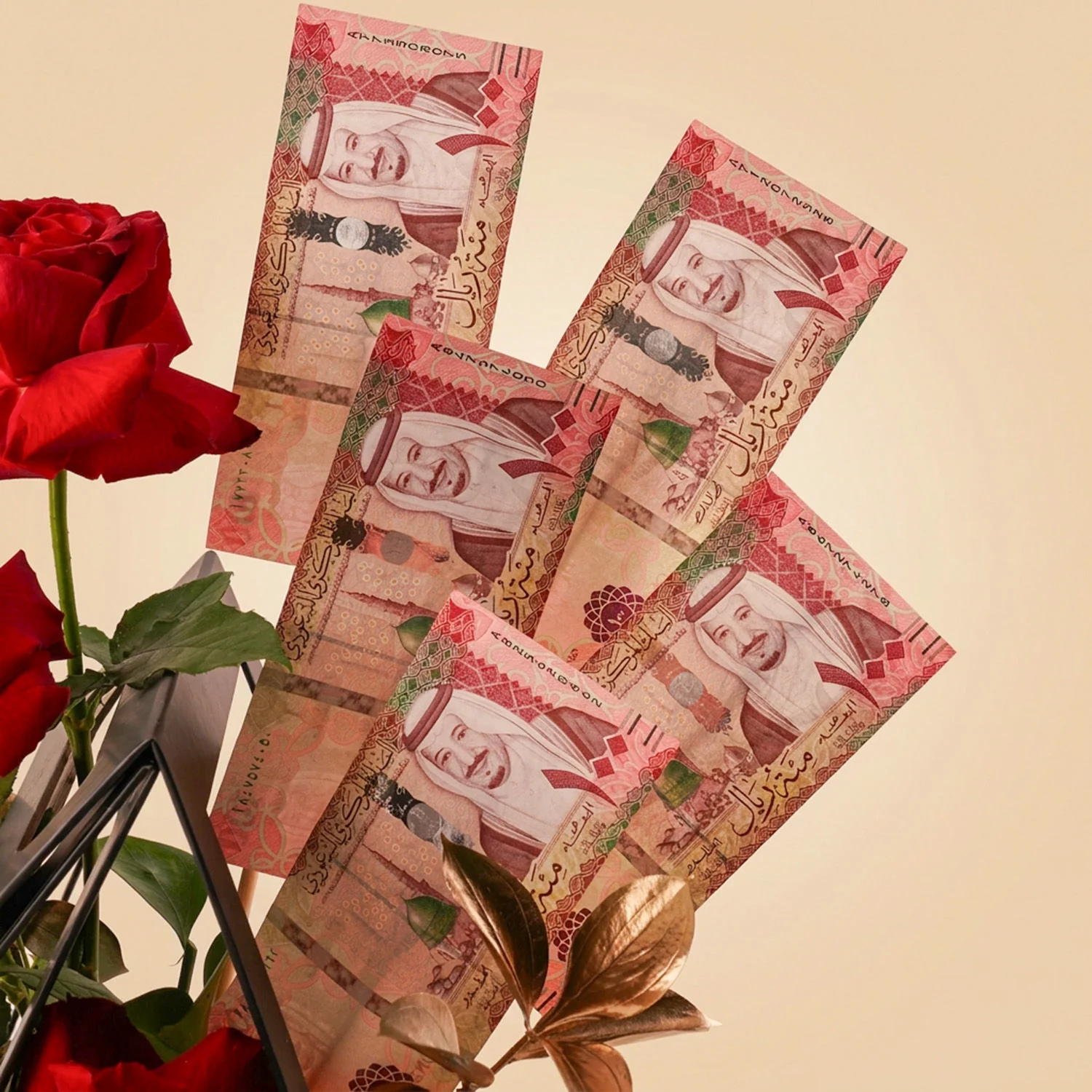 تنسيق ورد أحمر مع روشير و500 ريال - Image 3