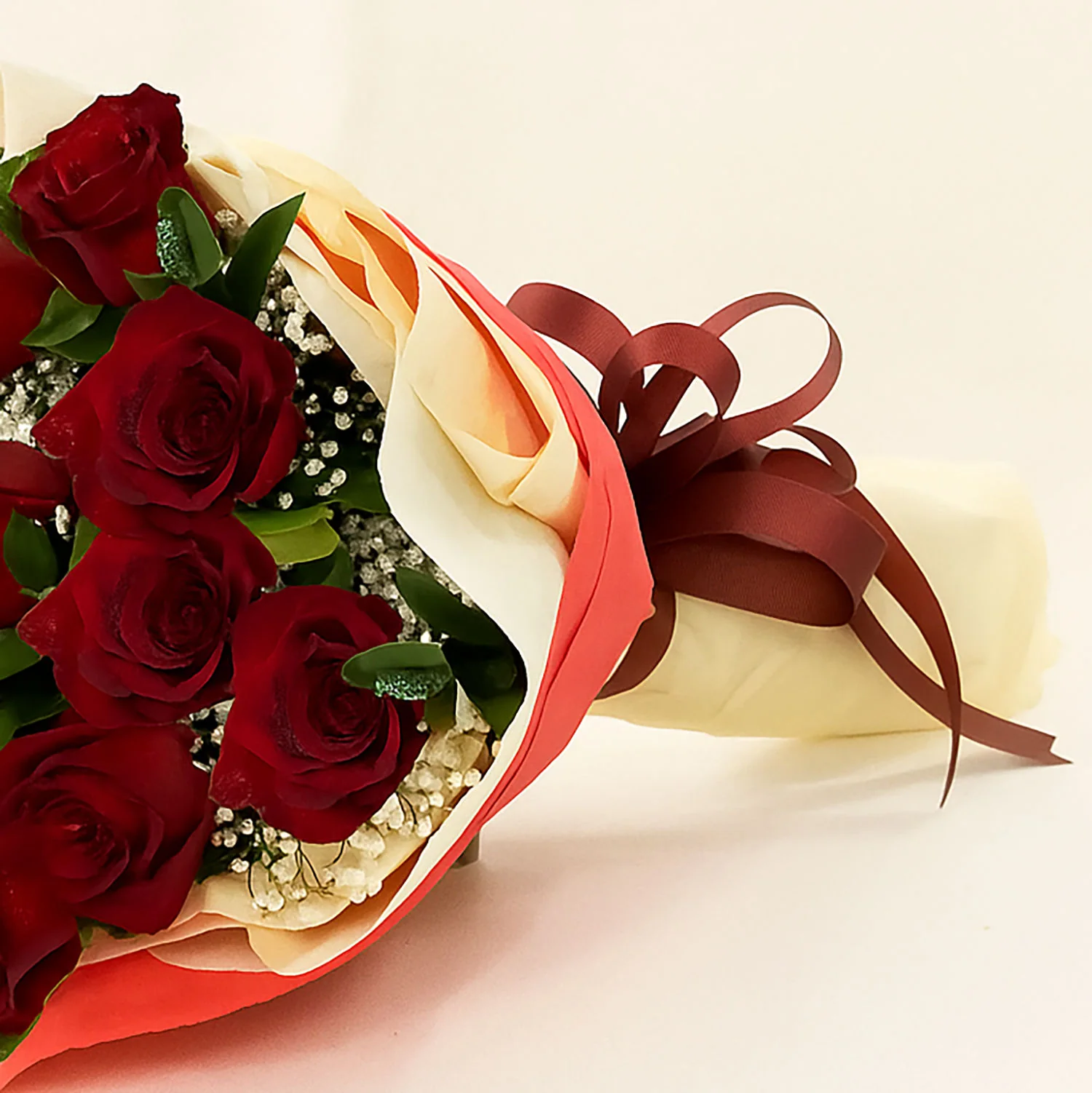 بوكيه ورد أحمر فخم في غلاف بيج - Image 3