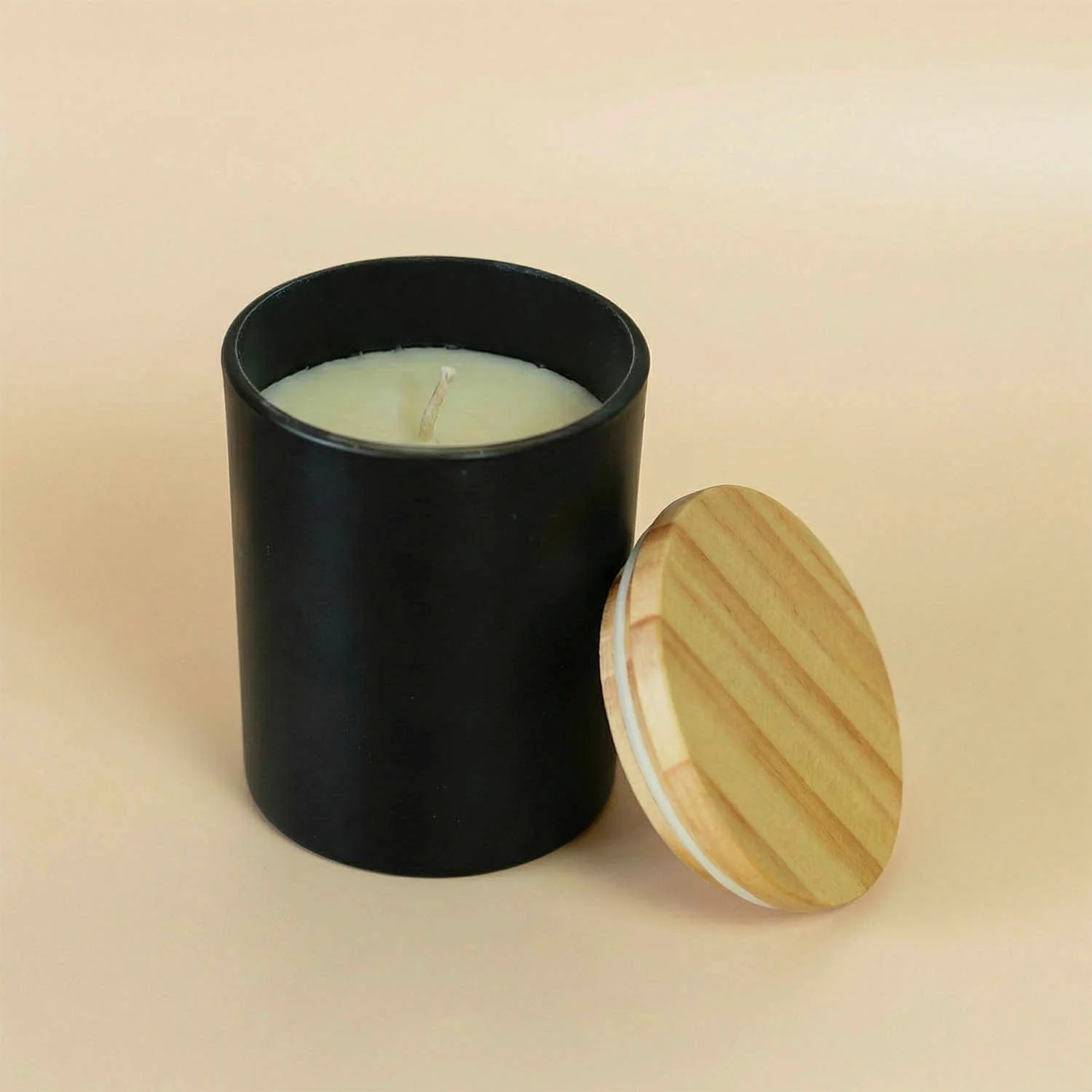 شمعة معطرة في علبة بغطاء