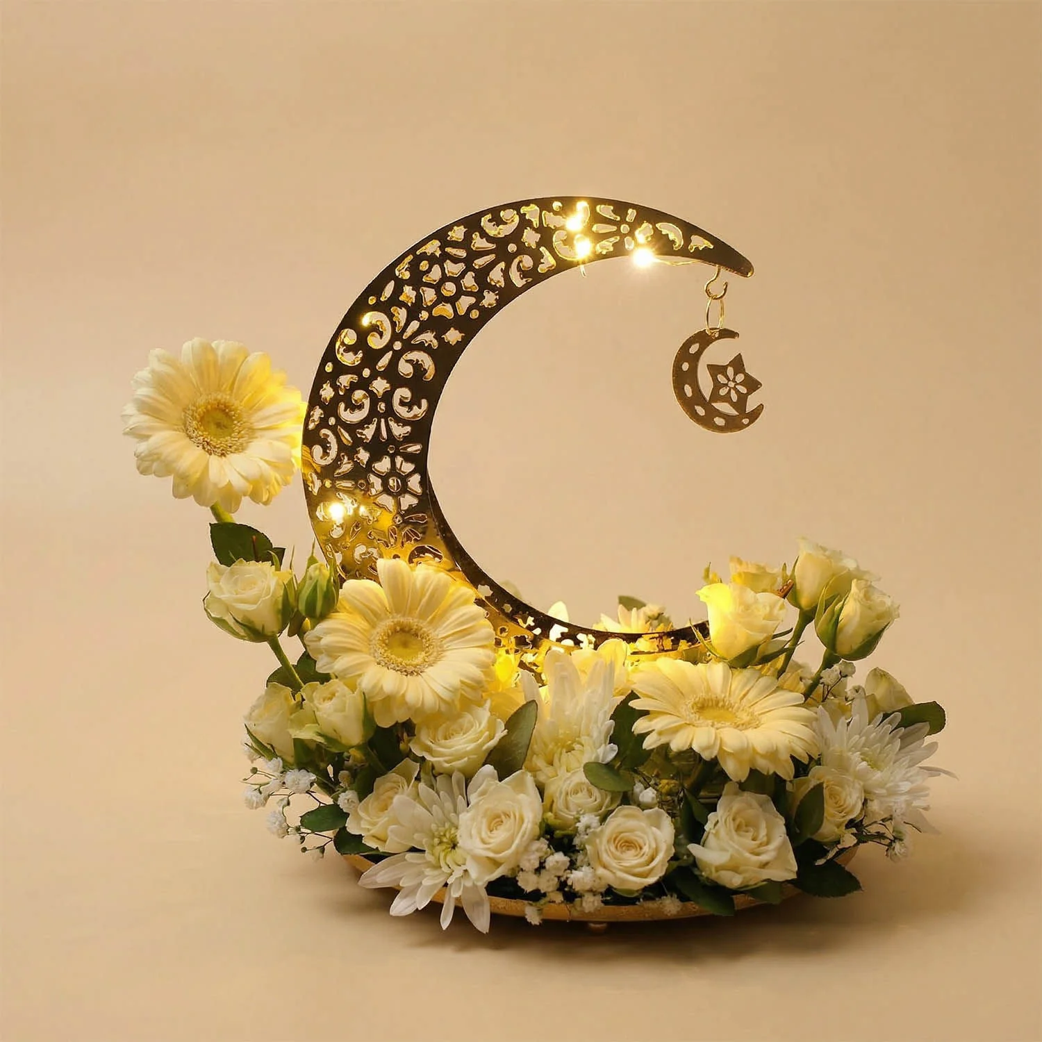ورد ابيض في صينية هلال رمضان ذهبية - Image 2